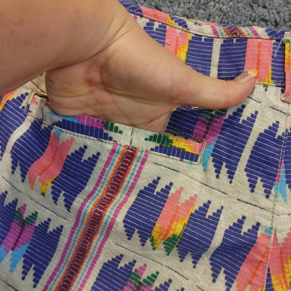American Eagle Colorful Patterned Women's Shorts With Pockets, Size 6 - Picture 7 of 9